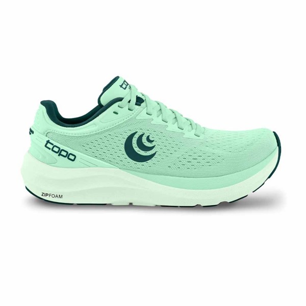 Zadnja posodobitev našega tekaškega copata Phantom 3  sedaj prinaša svojo najmehkejšo, najlažjo in najbolj odzivno izkušnjo doslej. Osvežen in poenostavljen zgornji del je izdelan iz posebnega materiala.