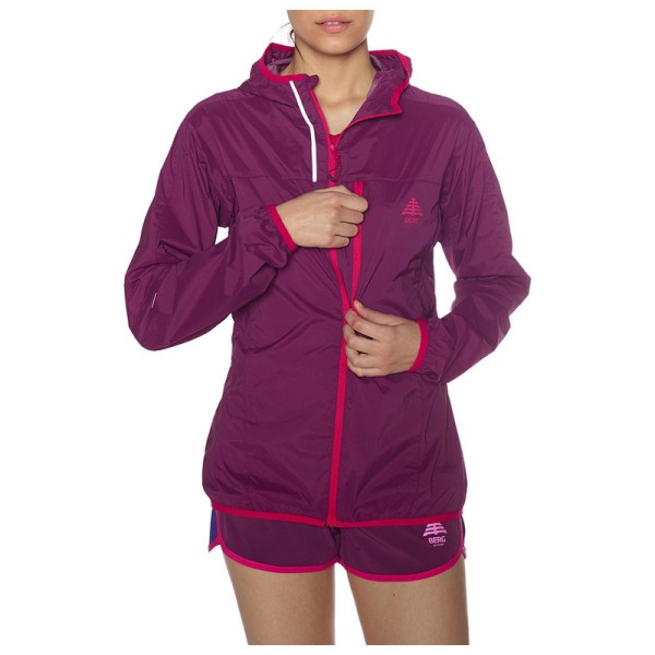 V vetrovnem vremenu prosto tecite s tem ultralahkim vetrovnim plaščem WINDPROOF PRONGHORN z vodoodbojnim zaključkom, primernim za varen tek v zmernem dežju.