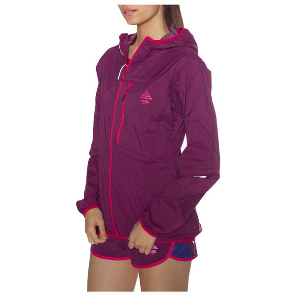 V vetrovnem vremenu prosto tecite s tem ultralahkim vetrovnim plaščem WINDPROOF PRONGHORN z vodoodbojnim zaključkom, primernim za varen tek v zmernem dežju.