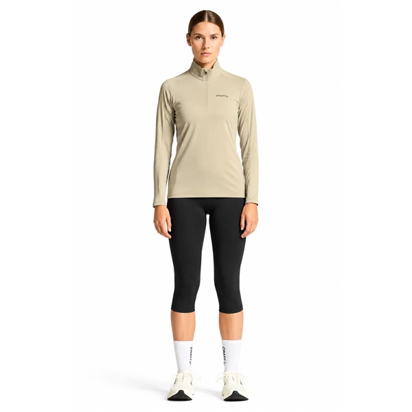 Originalni ženski funkcionalni midlayer CRAFT Core Gain Midlayer W Plaster v svetlo bež barvi. Izdelan iz 88 % recikliranega poliestra in 12 % elastana. Mehka in raztegljiva funkcionalna jersey tkanina z rahlo brušeno notranjostjo zagotavlja prijetno toplotno udobje, polovična zadrga omogoča prilagajanje zračenja, oprijet kroj Tight Fit pa udobno prileganje. Primeren za tek, pohodništvo, smučanje, treninge in vsakodnevno športno uporab