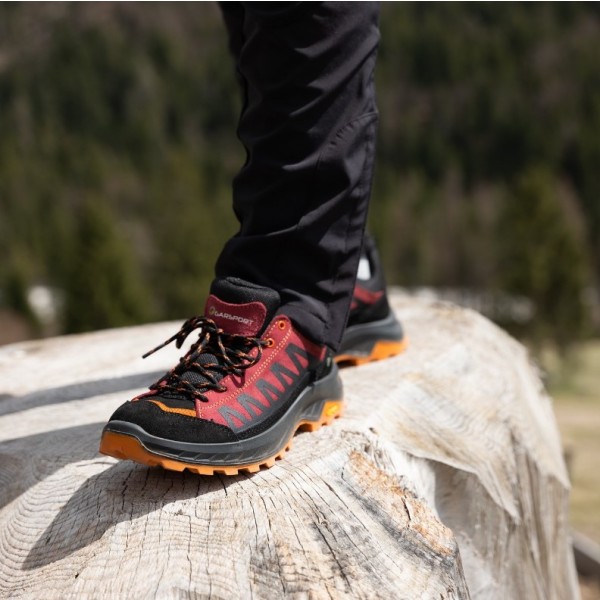 Garsport Giau LOW nizki treking čevlji z Vibram podplatom, so vodoodporni in zračni. Idealni za gorske trekinge, pristope in aktivnosti na prostem tudi za mesto. Zahvaljujoč nepremočljivi in ​​zračni podlogi stopala ostanejo suha.