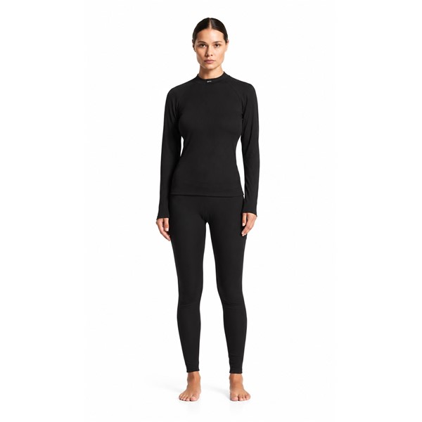 Žensko smučarsko perilo komplet CRAFT CORE BASELAYER BLACK v klasični črni barvi združuje funkcionalno majico z dolgimi rokavi in dolge termo hlače iz mehke rebraste pletenine. Učinkovito odvajanje vlage, termoregulacija in ravni šivi Flatlock zagotavljajo udobje pri smučanju, deskanju na snegu in drugih zimskih športnih aktivnostih.
