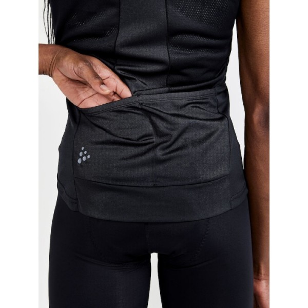 The women's sleeveless cycling shirt CRAFT CORE ENDUR SINGLET is a soft and stretchy cycling shirt made from recycled polyester that effectively wicks moisture away. It features a full front zipper and three back pockets.