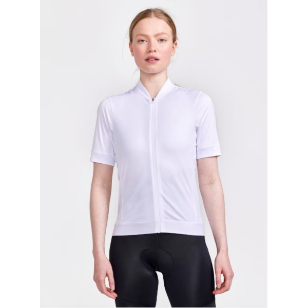 The CRAFT CORE ESSENCE JERSEY women's cycling shirt is a soft and stretchy cycling shirt that offers good moisture transport and comfort. Four pockets on the back, silicone prints for optimal fit. Made from 100% recycled materials.