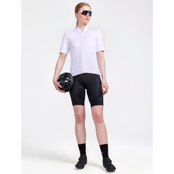 The CRAFT CORE ESSENCE JERSEY women's cycling shirt is a soft and stretchy cycling shirt that offers good moisture transport and comfort. Four pockets on the back, silicone prints for optimal fit. Made from 100% recycled materials.