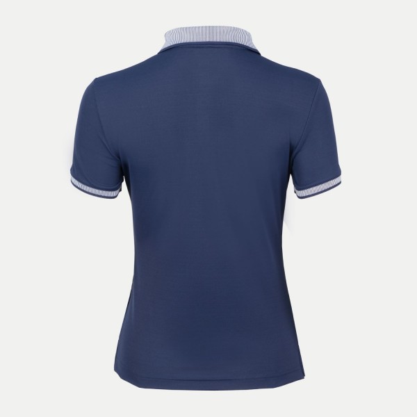 Ženska polo majica FILA EMMA je čudovit kos oblačila, ki združuje športen stil s prefinjenostjo. Z manjšim logotipom na prsih dodaja šik in subtilen poudarek. Izdelana je iz prožne tkanine, ki je izdelana iz recikliranih surovin