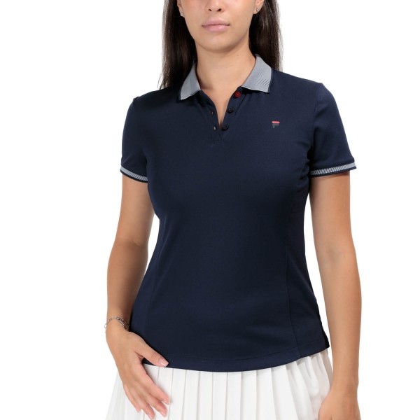 Ženska polo majica FILA EMMA je čudovit kos oblačila, ki združuje športen stil s prefinjenostjo. Z manjšim logotipom na prsih dodaja šik in subtilen poudarek. Izdelana je iz prožne tkanine, ki je izdelana iz recikliranih surovin