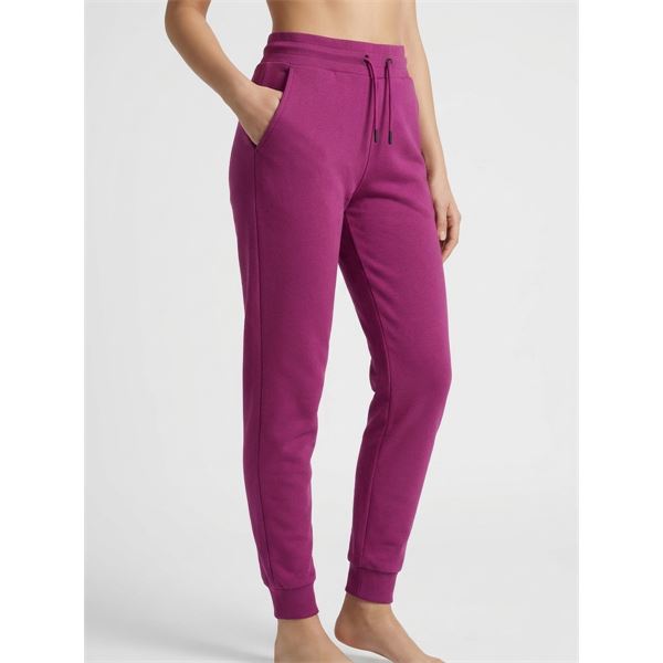 Ženski spodnji del trenirke ELAN LIFESTYLE BURGANDY je izdelan iz visokokakovostnih materialov, ki združujejo udobje in trajnost. Sestavljen je iz mešanice 70 % organskega bombaža in 30 % poliestra, kar zagotavlja mehkobo, zračnost in vzdržljivost.