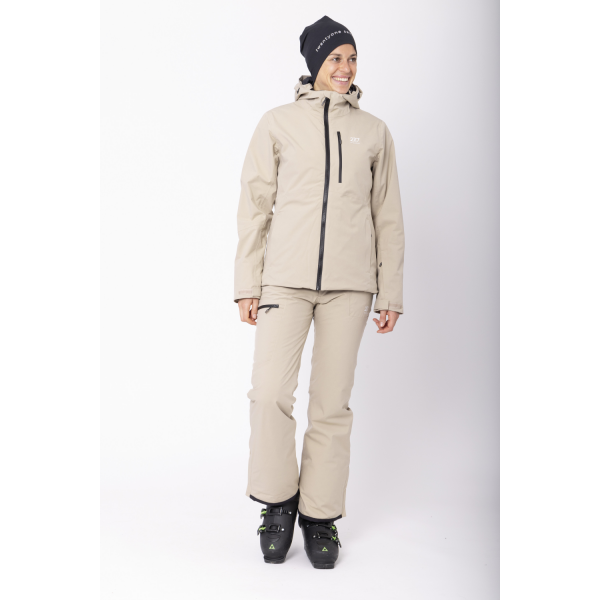 Odkrij izjemno toplo in vodoodporno žensko smučarsko jakno 2117 KABO v elegantni bež barvi. Tritech 15K membrana, ALTO Wool izolacija in PFC-free zaščita ti zagotovijo udobje, suhost in toploto na snegu. Najboljša izbira za sodobne smučarke.