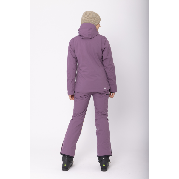 Odkrij izjemno toplo in vodoodporno žensko smučarsko jakno 2117 KABO v elegantni vijola barvi. Tritech 15K membrana, ALTO Wool izolacija in PFC-free zaščita ti zagotovijo udobje, suhost in toploto na snegu. Najboljša izbira za sodobne smučarke.