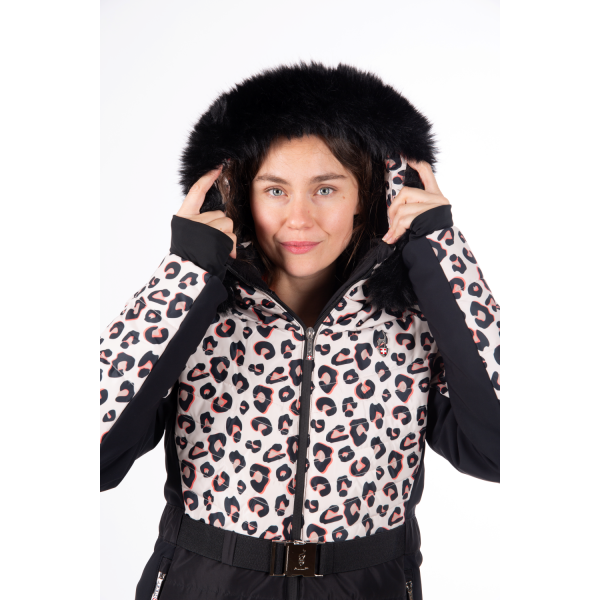 Popolna kombinacija stila in funkcionalnosti: ženska smučarska jakna AULP Capri Leopard z 15K/15K membrano, toplotno izolacijo do 300 g, odstranitvijo kapuce in dizajnom v leopard vzorcu. Zanesljiva zaščita in eleganca na smučišču.