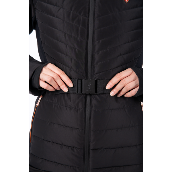 Elegantna ženska smučarska jakna AULP Carin Black: vodoodporna, topla in udobna z odstranljivo kapuco ter snežno manšeto. Popolna izbira za moderne smučarke.