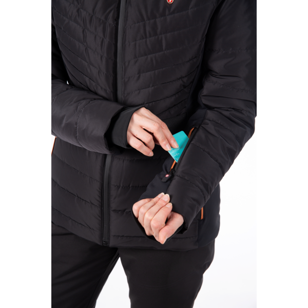 Elegantna ženska smučarska jakna AULP Carin Black: vodoodporna, topla in udobna z odstranljivo kapuco ter snežno manšeto. Popolna izbira za moderne smučarke.