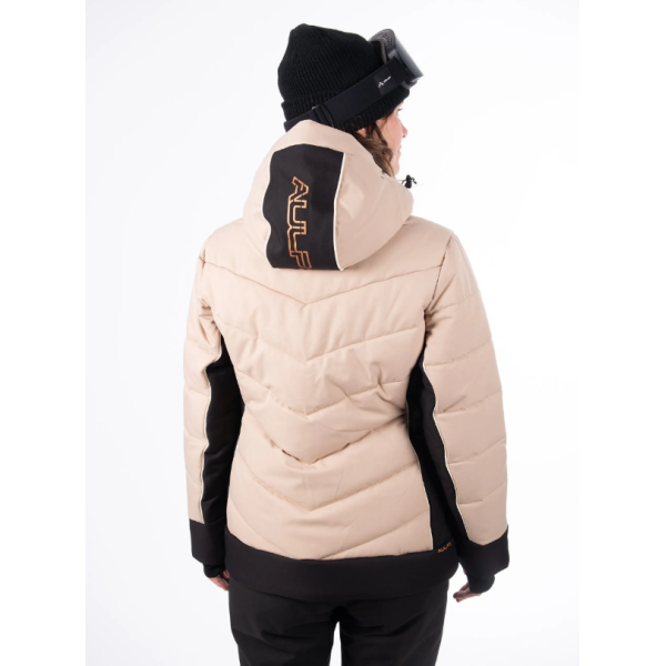 Ženska smučarska jakna AULP CELLY nudi vodoodporno in zračno zaščito, popolnoma lepljene šive ter snežni pas za brezskrbno smučanje. Stranski softshell paneli zagotavljajo večjo svobodo gibanja in udobje v vseh razmerah.