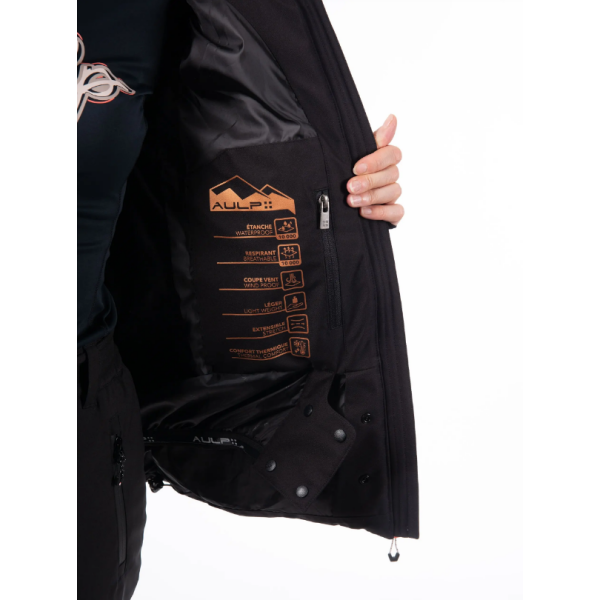 Ženska smučarska jakna AULP CELLY nudi vodoodporno in zračno zaščito, popolnoma lepljene šive ter snežni pas za brezskrbno smučanje. Stranski softshell paneli zagotavljajo večjo svobodo gibanja in udobje v vseh razmerah.