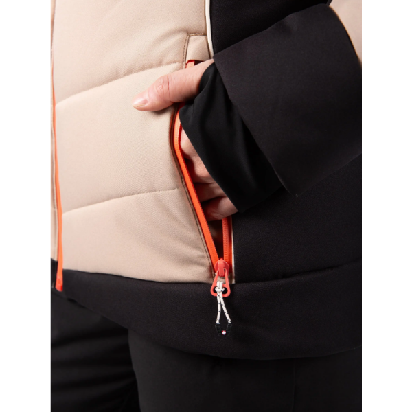 Ženska smučarska jakna AULP CELLY nudi vodoodporno in zračno zaščito, popolnoma lepljene šive ter snežni pas za brezskrbno smučanje. Stranski softshell paneli zagotavljajo večjo svobodo gibanja in udobje v vseh razmerah.