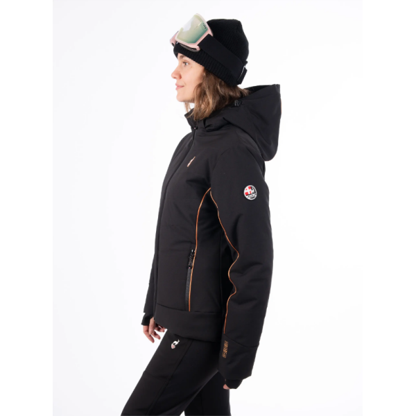 Ženska smučarska jakna AULP CELLY nudi vodoodporno in zračno zaščito, popolnoma lepljene šive ter snežni pas za brezskrbno smučanje. Stranski softshell paneli zagotavljajo večjo svobodo gibanja in udobje v vseh razmerah.