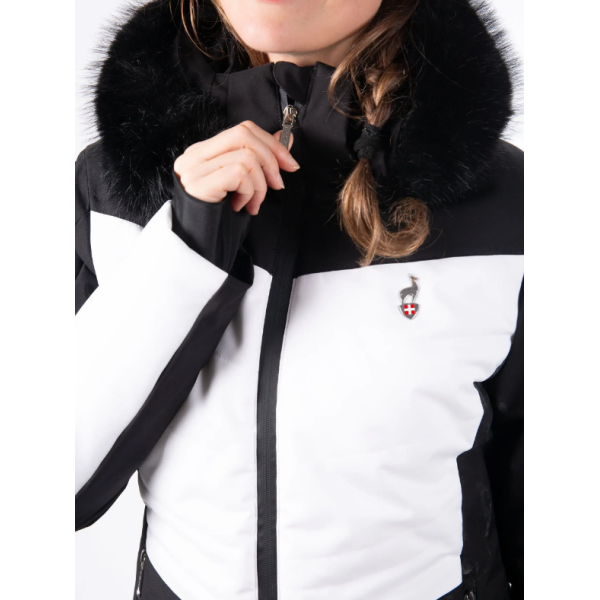The women's ski jacket AULP SANDI combines an elegant look, top-notch thermal insulation, and 15K/15K protection against snow and wind. Ideal for demanding skiers.