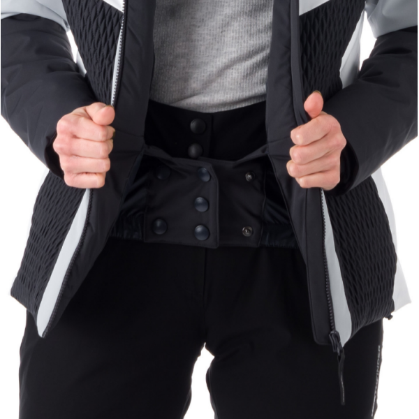 Ženska smučarska jakna NORTHFINDER BRANDI združuje moden videz, 10K/10K vodoodporno zaščito in toplo sintetično izolacijo. Snežni pas, PFC-free obdelava in snemljiva kapuca s krznom za brezskrbno smučanje v vseh razmerah.