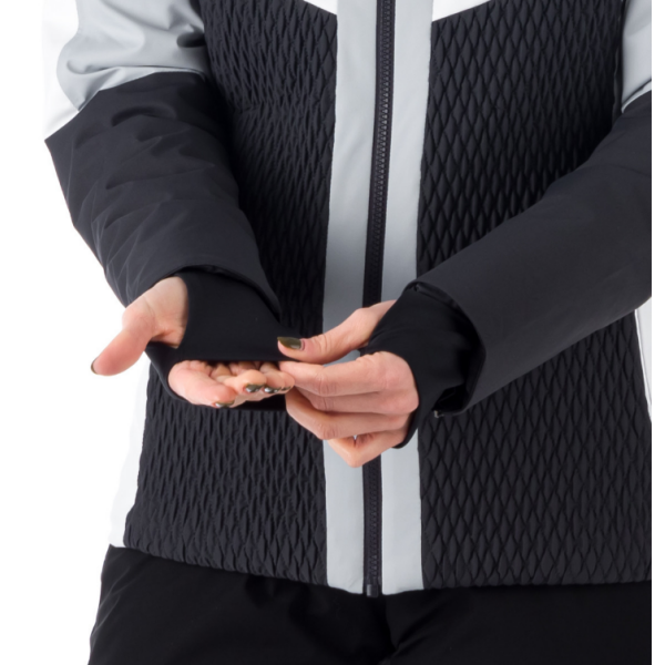 Ženska smučarska jakna NORTHFINDER BRANDI združuje moden videz, 10K/10K vodoodporno zaščito in toplo sintetično izolacijo. Snežni pas, PFC-free obdelava in snemljiva kapuca s krznom za brezskrbno smučanje v vseh razmerah.