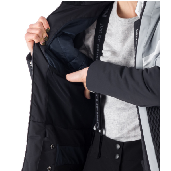 Ženska smučarska jakna NORTHFINDER BRANDI združuje moden videz, 10K/10K vodoodporno zaščito in toplo sintetično izolacijo. Snežni pas, PFC-free obdelava in snemljiva kapuca s krznom za brezskrbno smučanje v vseh razmerah.