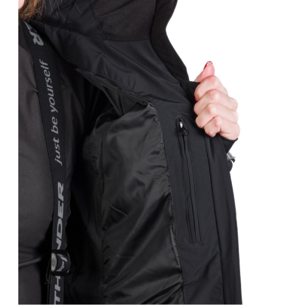 Odkrij žensko smučarsko jakno NORTHFINDER LIZ z 10K/10K membrano, toplo izolacijo in sodobnim dizajnom. Zanesljiva zaščita pred snegom in vetrom za udobno smučanje. Na voljo pri AS Sport Outlet.