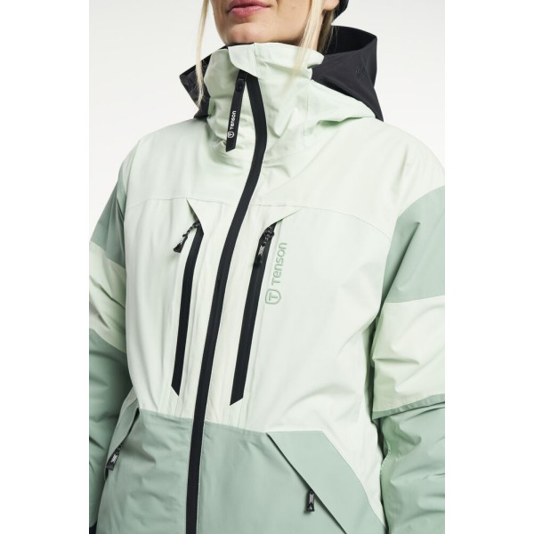Smučarska jakna TENSON Aero XX je zasnovana za prave ljubiteljice smučanja, kjer se vremenske razmere lahko hitro spreminjajo – od mrzlih, vetrovnih juter do sončnih popoldnevov na snegu. Izjemno vsestranska, prilagodljiva, lahka in trpežna jakna .