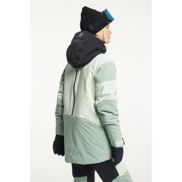 Smučarska jakna TENSON Aero XX je zasnovana za prave ljubiteljice smučanja, kjer se vremenske razmere lahko hitro spreminjajo – od mrzlih, vetrovnih juter do sončnih popoldnevov na snegu. Izjemno vsestranska, prilagodljiva, lahka in trpežna jakna .