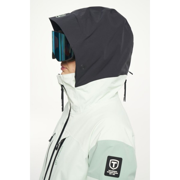 Smučarska jakna TENSON Aero XX je zasnovana za prave ljubiteljice smučanja, kjer se vremenske razmere lahko hitro spreminjajo – od mrzlih, vetrovnih juter do sončnih popoldnevov na snegu. Izjemno vsestranska, prilagodljiva, lahka in trpežna jakna .