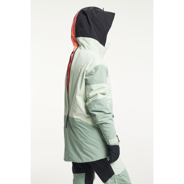 Smučarska jakna TENSON Aero XX je zasnovana za prave ljubiteljice smučanja, kjer se vremenske razmere lahko hitro spreminjajo – od mrzlih, vetrovnih juter do sončnih popoldnevov na snegu. Izjemno vsestranska, prilagodljiva, lahka in trpežna jakna .