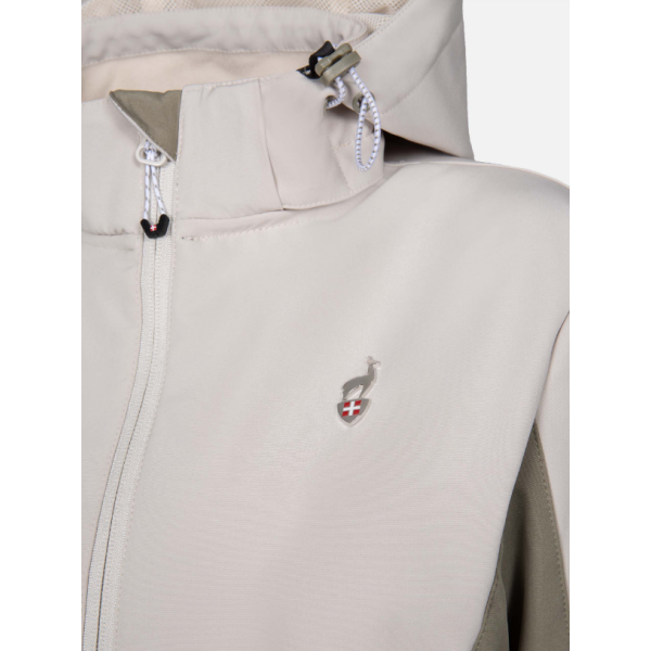 Ženska softshell jakna AULP TAMIA v kaki barvi nudi zanesljivo zaščito pred vetrom, mehko micropolar podlogo in popolno svobodo gibanja. Snemljiva kapuca, nastavljiv rob in odsevni detajli za outdoor aktivnosti v vseh razmerah.