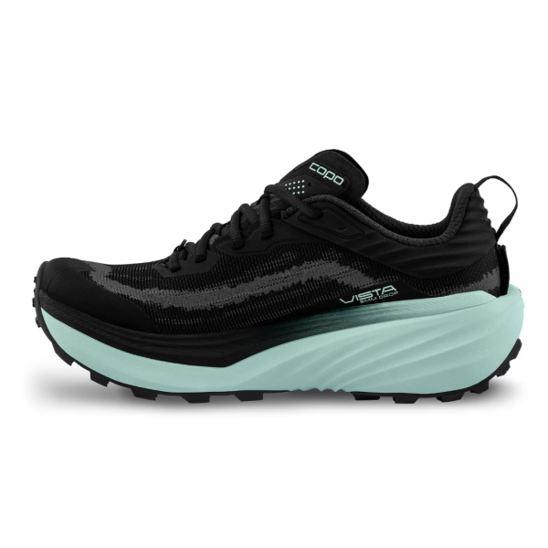 Ženske trail superge TOPO Vista z ZipFoam™ blaženjem in Vibram® Megagrip podplatom nudijo vrhunsko stabilnost, oprijem in udobje na tehničnih terenih. Idealne za dolge trail teke.