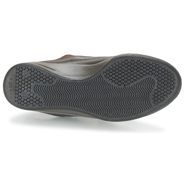 Ženske superge TBS BRANDY so popolna kombinacija elegance in udobja. Izdelane iz kakovostnega usnja, te superge izžarevajo šarmanten in eleganten videz. Njihov moderen stil prinaša svežino in privlačnost vsakemu koraku