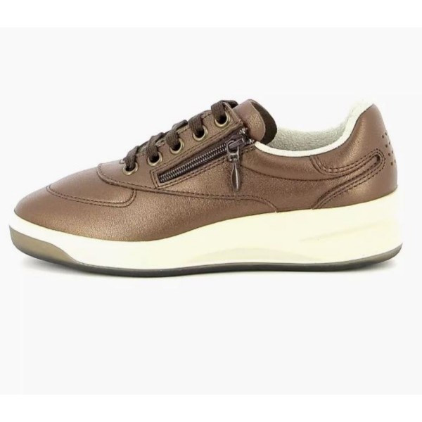 Ženski čevlji TBS DANZIPS so sinonim za sodoben slog. Njihov moderni videz in izrazita bron barva pritegnejo pozornost in dodajo piko na i vsaki opravi. S trpežnim gumijastim podplatom zagotavljajo stabilnost.