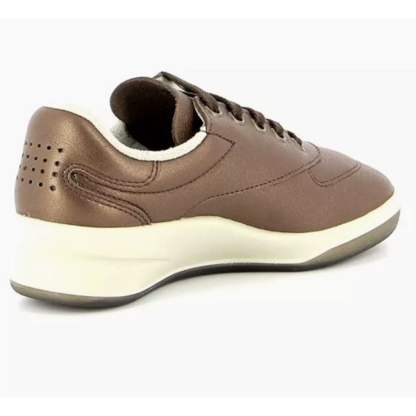 Ženski čevlji TBS DANZIPS so sinonim za sodoben slog. Njihov moderni videz in izrazita bron barva pritegnejo pozornost in dodajo piko na i vsaki opravi. S trpežnim gumijastim podplatom zagotavljajo stabilnost.