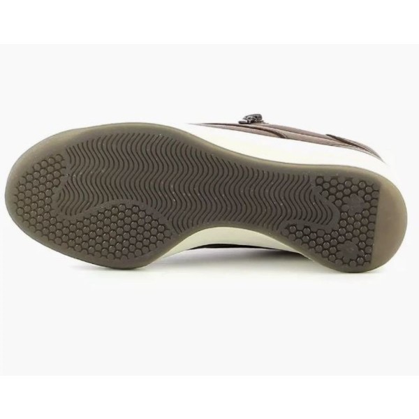 Ženski čevlji TBS DANZIPS so sinonim za sodoben slog. Njihov moderni videz in izrazita bron barva pritegnejo pozornost in dodajo piko na i vsaki opravi. S trpežnim gumijastim podplatom zagotavljajo stabilnost.