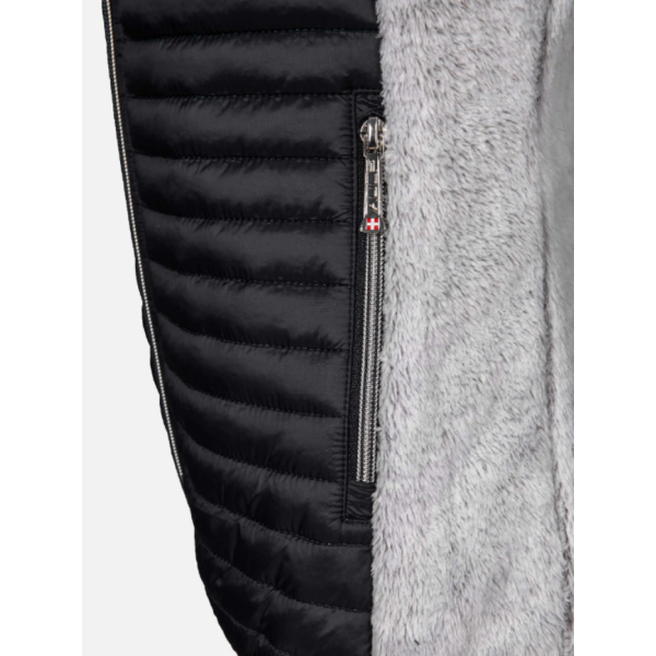 Ženski brezrokavnik AULP UNIMA FEMME GILET POLAIRE iz umetnega krzna je popoln za dneve, ko iščete udobje, ne da bi žrtvovali kanček topline.Ženski brezrokavnik AULP UNIMA FEMME GILET POLAIRE  lahko priročno oblečete čez majico ali srajco. 