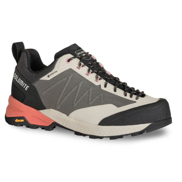 Lahki ženski pohodni čevlji DOLOMITE Crodarossa Tech GTX z GORE-TEX membrano in Vibram® Megagrip podplatom. Idealni za approach ture, pohodništvo in tehničen teren – AS Sport Outlet.