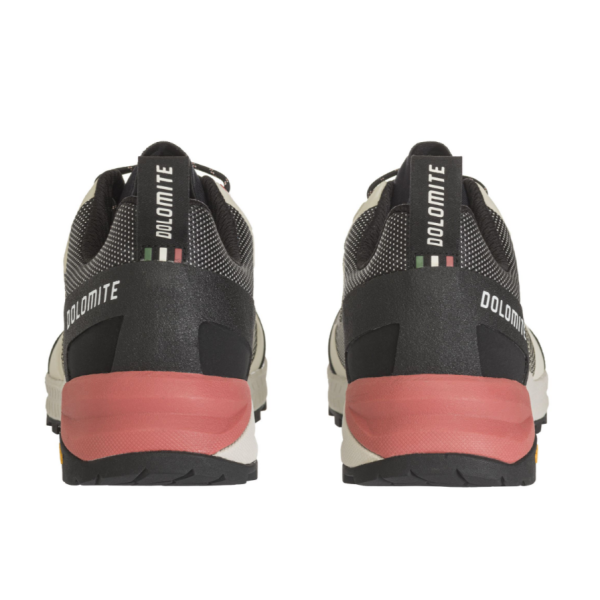 Lahki ženski pohodni čevlji DOLOMITE Crodarossa Tech GTX z GORE-TEX membrano in Vibram® Megagrip podplatom. Idealni za approach ture, pohodništvo in tehničen teren – AS Sport Outlet.