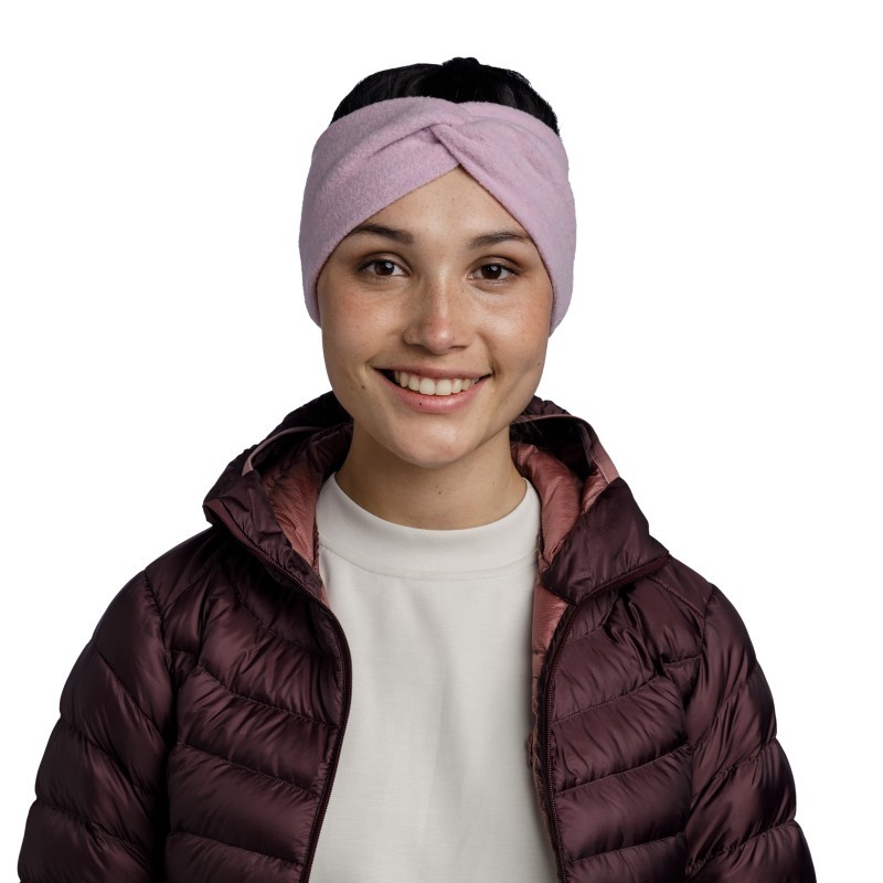 Ostanite topli z BUFF® Merino Fleece Lilac Sand trakom za glavo iz 100 % merino volne z notranjim flis slojem. Idealno za pohodništvo, tek, kolesarjenje in zimske aktivnosti na prostem. Naravna izolacija, zaščita pred mrazom in odporen na vonjave.