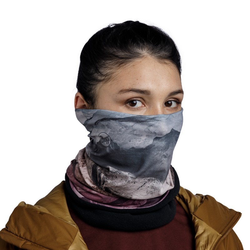 Ostanite topli in zaščiteni z BUFF® Polar Eryna Multi, vsestransko toplo tubo za zimske aktivnosti na prostem. Raztegljiva, brezšivna in izdelana iz recikliranih materialov, idealna za tek na smučeh, smučanje, pohodništvo in druge zimske športe.