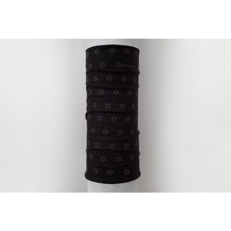 Vsestranski šal iz lahke tehnične tkanine je primeren za več načinov uporabe in je nepogrešljiv kos v vseh letnih časih. Tkanina omogoča odlično termo regulacijo in je še dodatno obdelana proti vonju.
