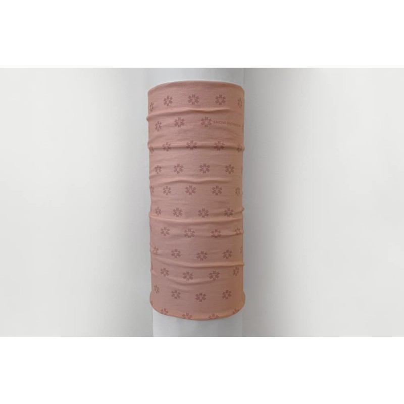 Vsestranski šal iz lahke tehnične tkanine je primeren za več načinov uporabe in je nepogrešljiv kos v vseh letnih časih. Tkanina omogoča odlično termo regulacijo in je še dodatno obdelana proti vonju.