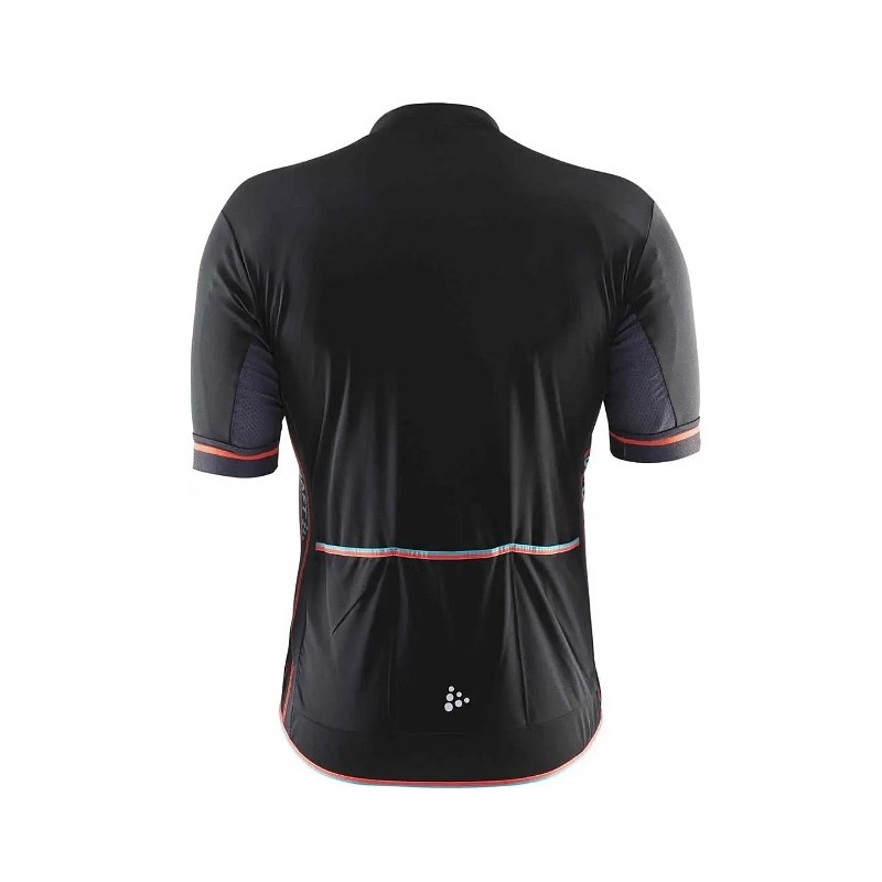 Moška kolesarska majica Classic s kratkimi rokavi je ergonomsko in nekoliko ohlapno krojena, ter izdelana iz funkcionalnega materiala, ki dobro odvaja vlago in zagotavlja optimalno udobje. Ima polovičen ovratnik z zadrgo.