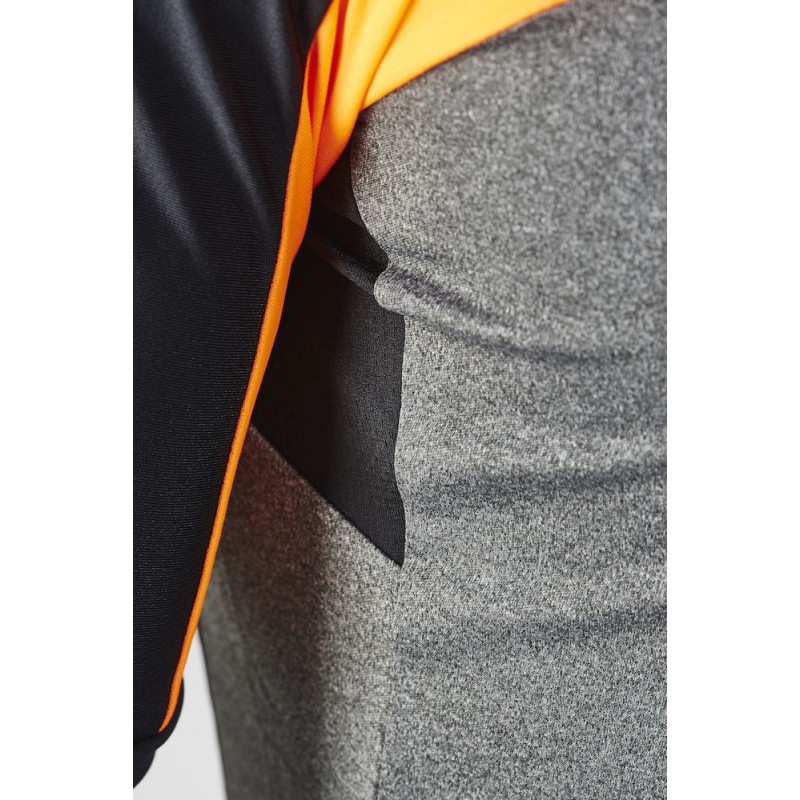 The exceptionally high-quality men's cycling jersey Velo Jersey DK is made from lightweight and breathable material, featuring four pockets, a silicone band, reflective elements, and a high UV protection factor.
