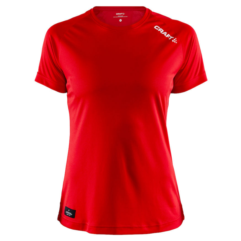 Ženska športna majica CRAFT COMMUNITY FUNCTION TEE - udobna tekaška majica s kratkimi rokavi, izdelana iz lahkotnega in zračnega materiala. Hitro se suši in učinkovito odvaja vlago, kar vam omogoča svobodno gibanje med aktivnostmi. 