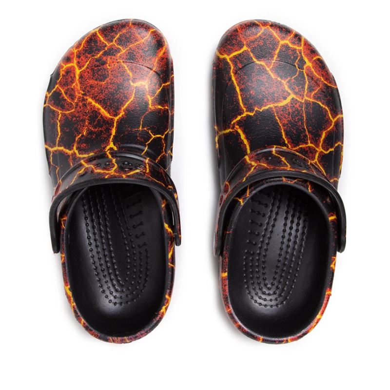 Natikači Crocs Bistro Graphic Clog 204044 z grafičnim vzorcem, zaščitno zaprto zasnovo in nedrsečim podplatom za udobno celodnevno uporabo pri delu.