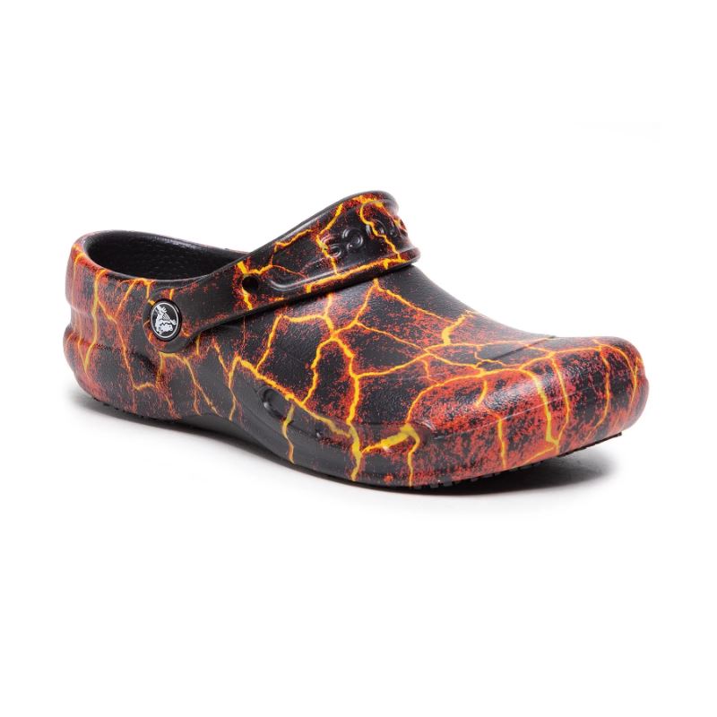 Natikači Crocs Bistro Graphic Clog 204044 z grafičnim vzorcem, zaščitno zaprto zasnovo in nedrsečim podplatom za udobno celodnevno uporabo pri delu.