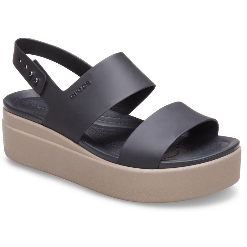 Crocs Brooklyn Low Wedge W 206453 ženski sandali z elegantno nizko wedge peto, nastavljivimi paščki in lahkim Croslite™ materialom za celodnevno udobje in stabilno hojo.