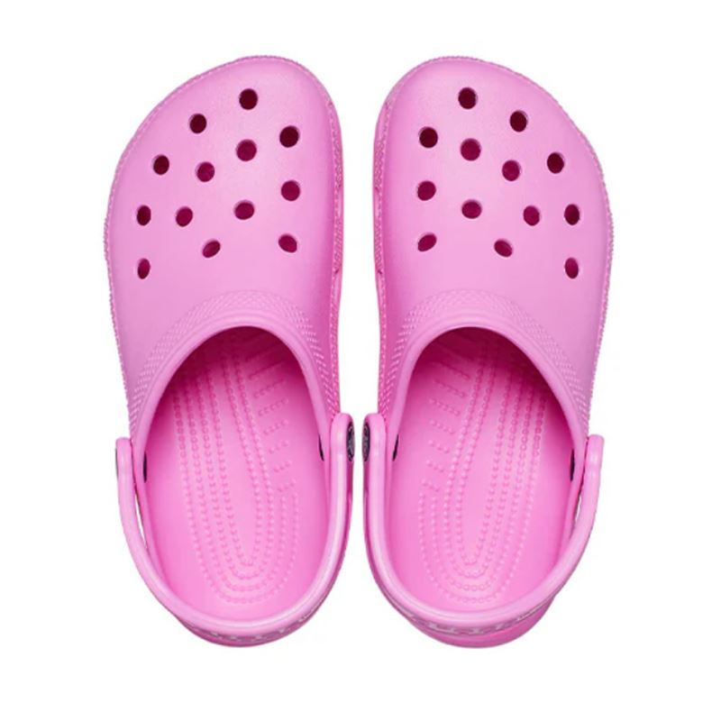 Crocs Classic 10001 so ikonični uniseks natikači z značilnim prezračevanim zgornjim delom, vrtljivim petnim trakom in lahkim materialom Croslite™. Zagotavljajo izjemno udobje, zračnost in enostavno vzdrževanje ter so primerni za vsakodnevno uporabo, prosti čas, delo in aktivnosti ob vodi.